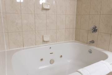 Deep soaking bathtub