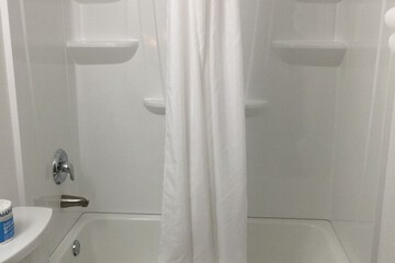 Deep soaking bathtub