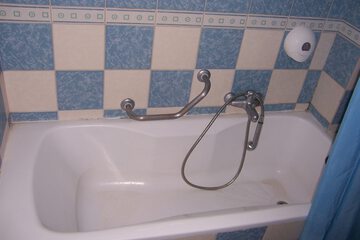 Deep soaking bathtub