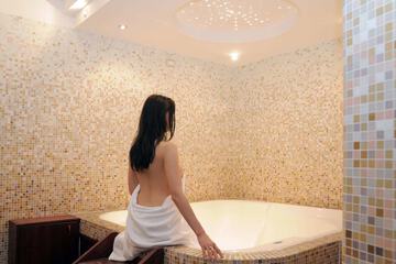 Indoor spa tub