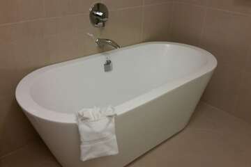 Deep soaking bathtub