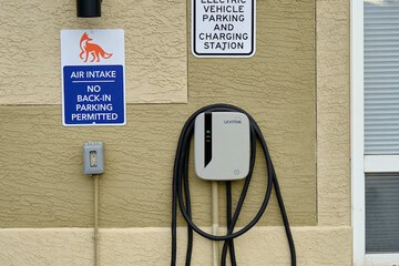 Electric vehicle charging station