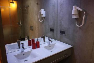 Bathroom sink