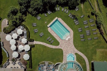 Indoor/outdoor pool