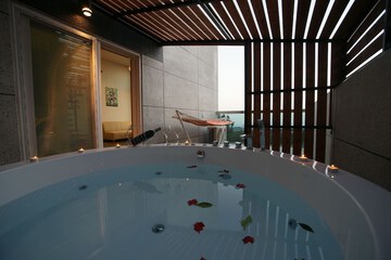 Deep soaking bathtub