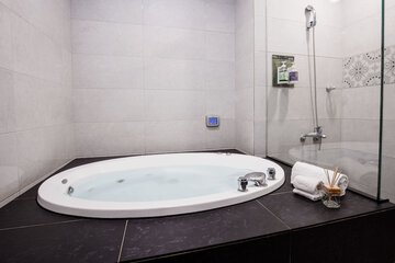 Jetted tub