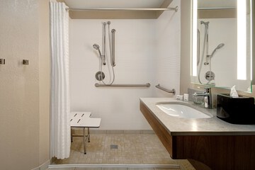 Room 32 of 61