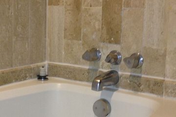 Deep soaking bathtub