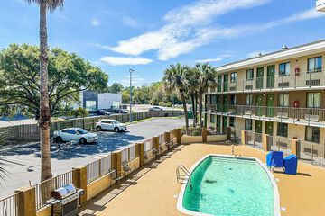 OYO Hotel Mobile AL I-65 at Airport Blvd