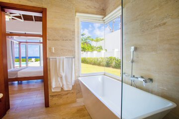 Deep soaking bathtub