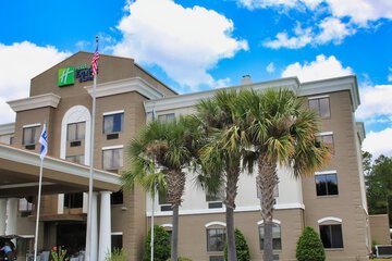 Holiday Inn Express & Suites Douglas by IHG
