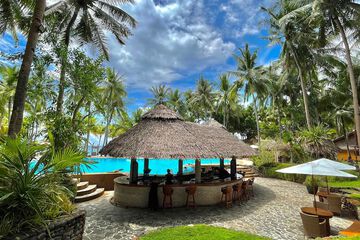 Poolside bar