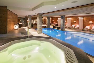 Indoor spa tub
