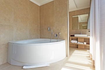 Deep soaking bathtub