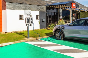 Electric vehicle charging station
