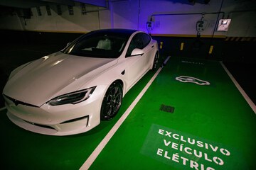 Electric vehicle charging station