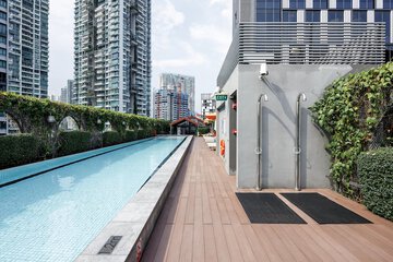 Indoor/outdoor pool