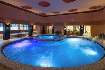 Indoor spa tub