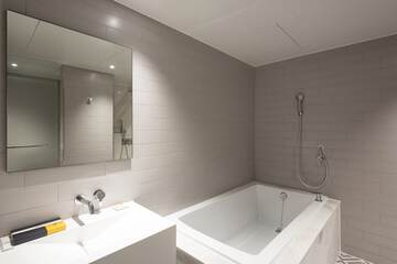 Deep soaking bathtub