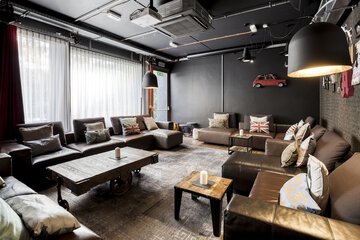 Lobby lounge