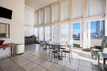 Econo Lodge Inn & Suites