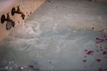 Deep soaking bathtub
