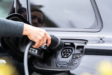 Electric vehicle charging station
