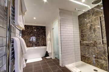 Deep soaking bathtub