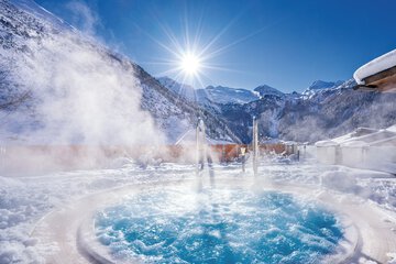 Indoor/outdoor pool