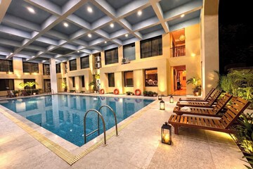 Swim-up bar