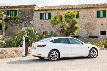 Electric vehicle charging station