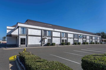 Days Inn & Suites by Wyndham Fort Bragg / Cross Creek Mall