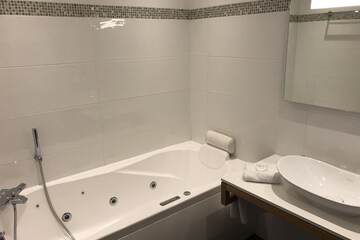 Deep soaking bathtub