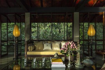 Lobby lounge