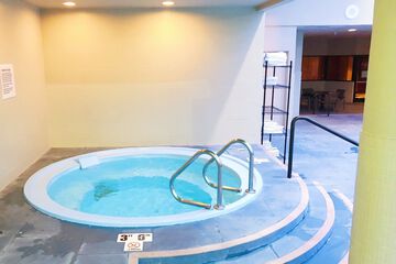 Indoor spa tub