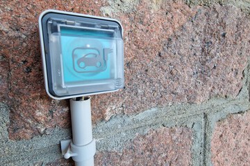 Electric vehicle charging station