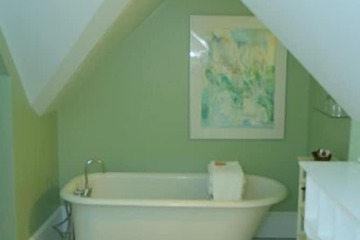 Deep soaking bathtub