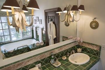 Bathroom sink