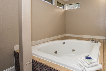 Jetted tub