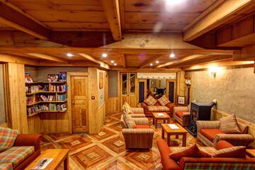 Lobby lounge
