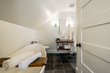 Deep soaking bathtub