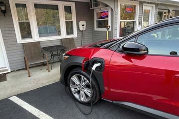 Electric vehicle charging station