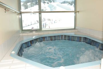 Deep soaking bathtub