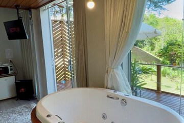 Private spa tub