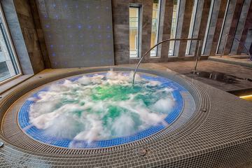 Indoor spa tub