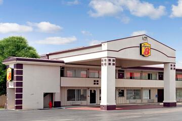 Super 8 by Wyndham Oklahoma / Frontier City