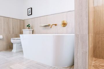 Deep soaking bathtub