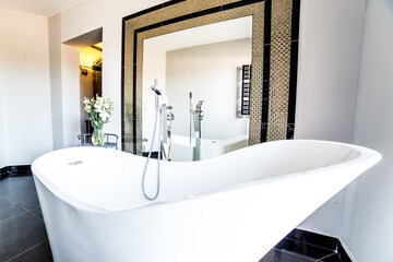 Deep soaking bathtub