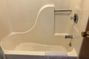 Deep soaking bathtub