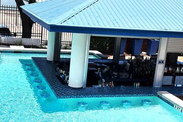 Swim-up bar